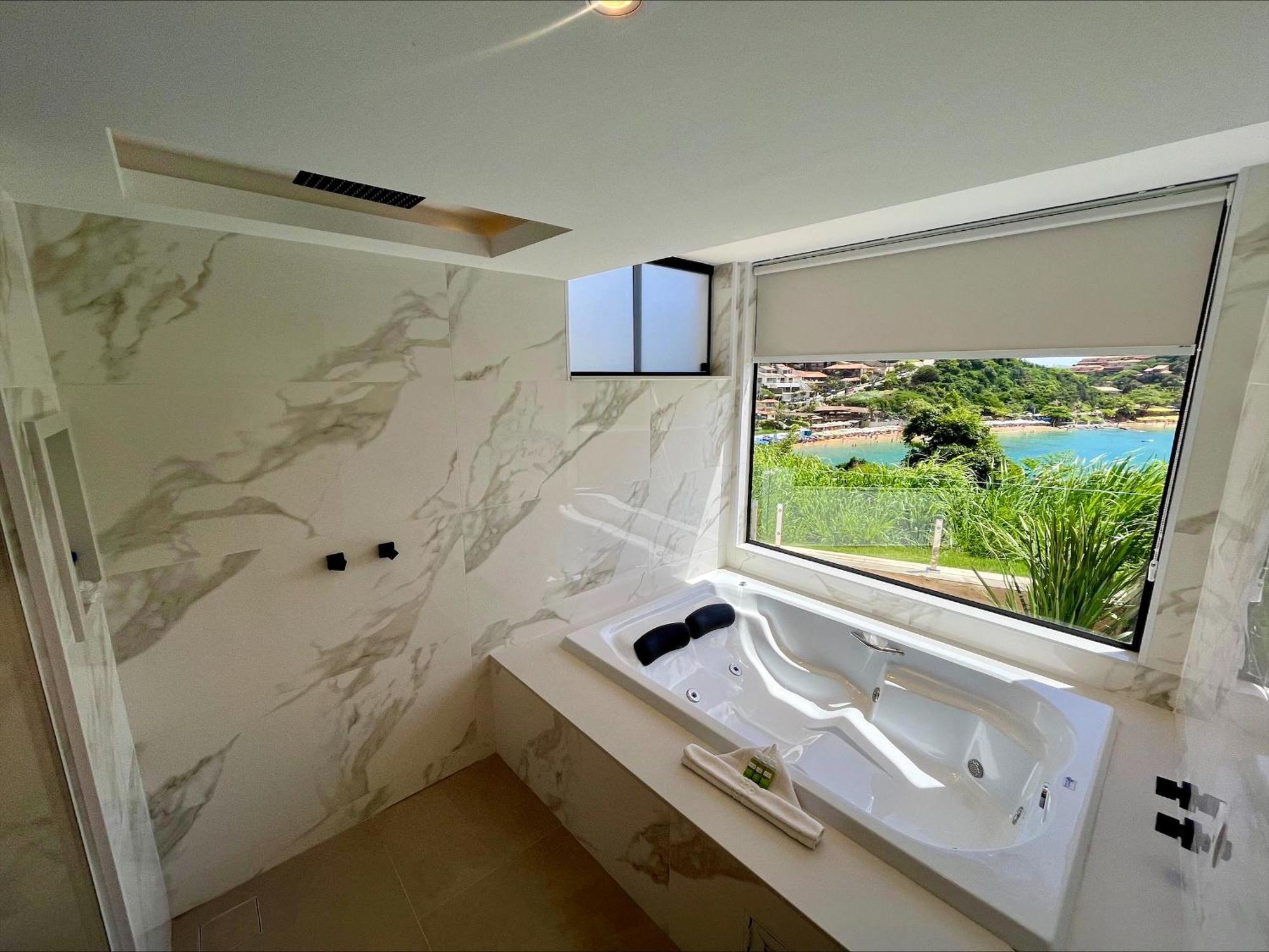 Suite Principal con bañera de hidromasaje y vistas al mar